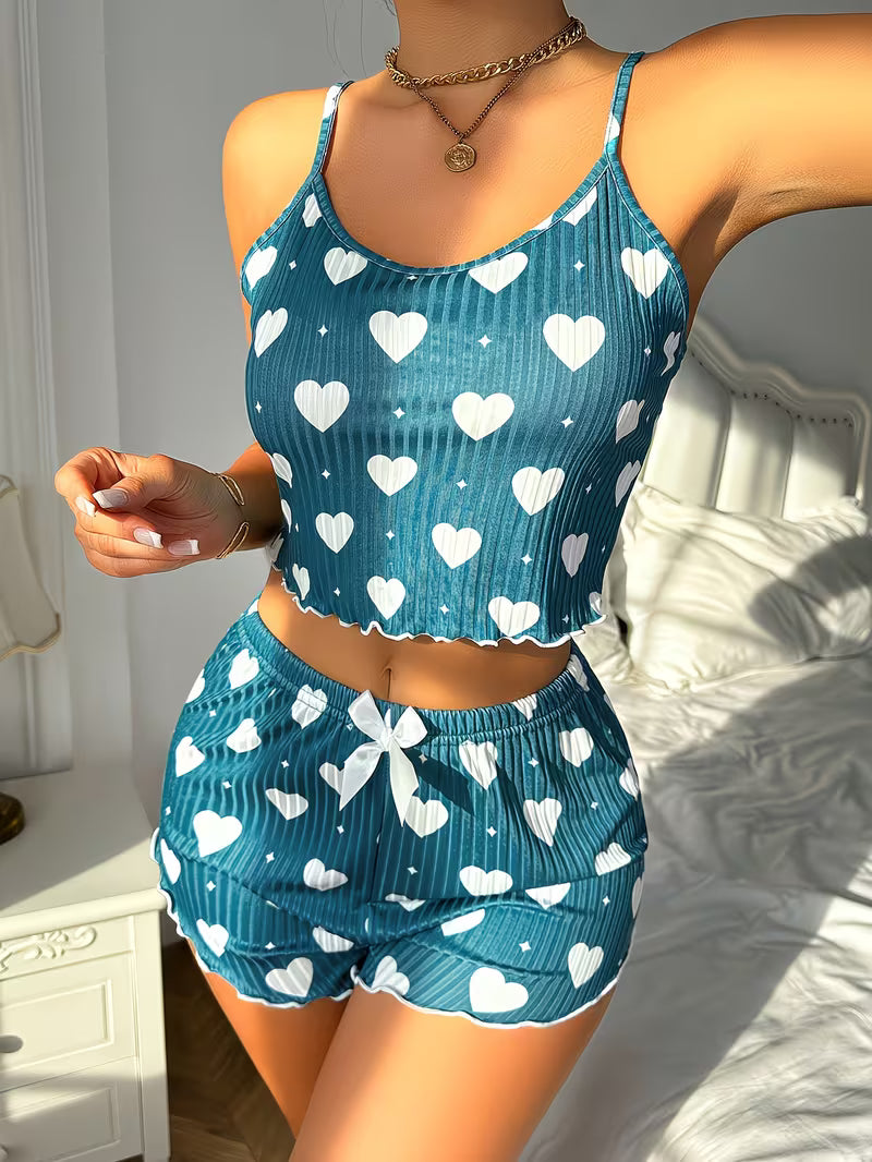 A Set Featuring a Heart-Patterned Camisole And Elastic Bow-Decorated Shorts